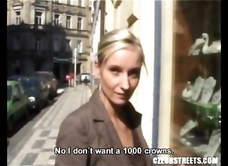 Va t-il réussir à baiser cette belle blonde de l'est ?