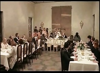 Un banquet avec des femmes nues offertes