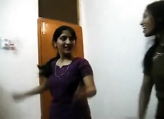 Des indiennes se divertissent entre femmes