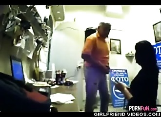 Elle lèche son collègue au bureau