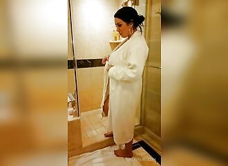 Brune ronde nue sous la douche photographiée par son mec