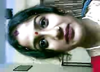 Amatrice indienne exhibe ses formes devant la cam