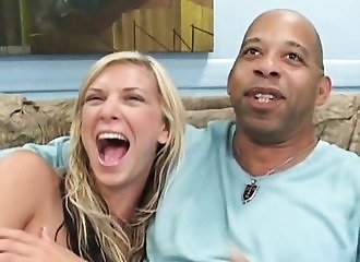 Blonde reçoit deux bites énormes