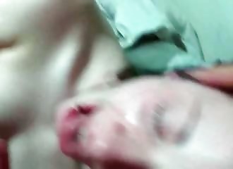 Nymphomane en manque obnubilée devant la queue qu’elle pompe voracement