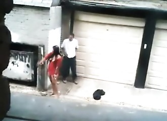 Une pute ivre baisée sur le trottoir