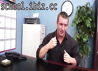 Proviseur fait du chantage à une étudiant qu'il se taperait bien