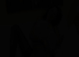 Son sex-toy en forme de grosse bite l'excite