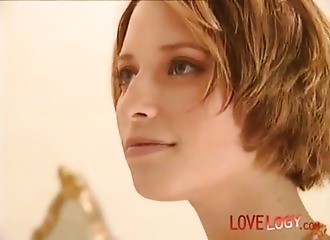 Belle et tentée par sa bite dure