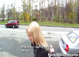 Sautée par un baiseur portant des lunettes spéciales