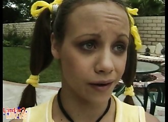 Gauge se fait remplir l'anus 