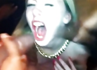 Blonde défoncée par deux énormes bites!