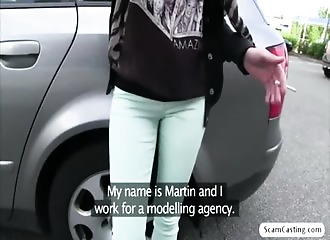 Elle se dénude à la campagne