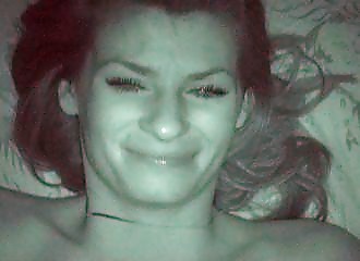 Brune nue au lit, son mec se branle et jouit sur ses nichons