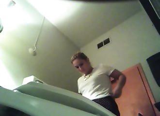 Filmées sur le trône par une spycam