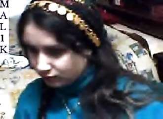 Elle s'amuse à caresser sa motte en live