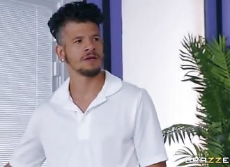 Massage d'une nana bien en chair aux seins énormes