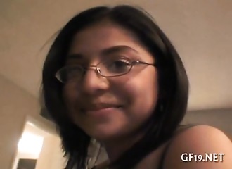 Test culotté, la double péné pour cette brunette