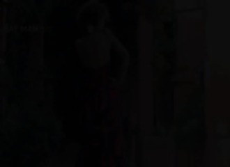 Une métisse nue danse avec sensualité dehors