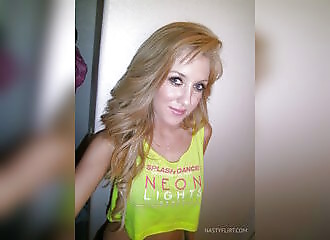 Blonde sexy en croptop jaune fluo dévoile sa lingerie noire transparente