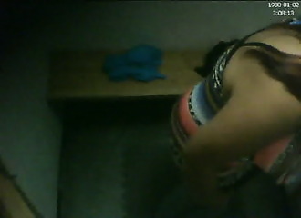 Spycam coquine dans ce vestiaire de magasin