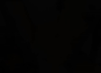 Un gode ceinture noir enfoncé entre ses cuisses