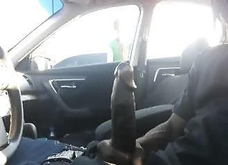 Branlette peu discrète derrière son volant