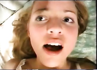 Premier orgasme pour cette rouquine