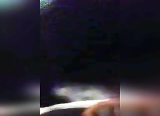 Elle pompe avec exaltation cette bite pour qu’il jouisse rapidement