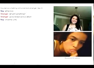 Une inconnue montre ses seins à un couple exhib