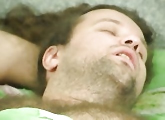 Il rejoint sa belle soeur dans son lit