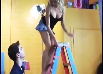 Topless et bonne sur son escabeau