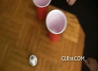 Jeux cul dans une chambre entre amis