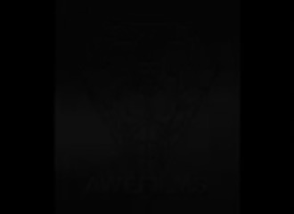 Une maîtresse body buildée domine son amant