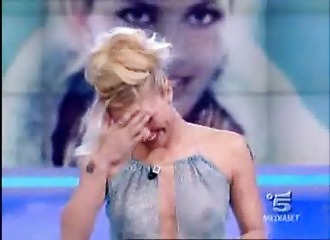 En robe hyper transparente sur un plateau télé