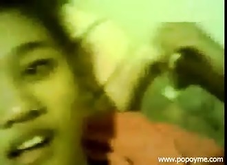 Sa verge s'engouffre entre ses lèvres affamées