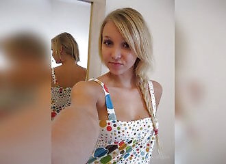 Blonde sexy dévoile son string et ses seins aux tétons roses