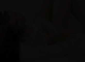 Tringlée après s'être dévêtue avec sensualité