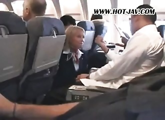 Une hôtesse de l'air blonde baisée en vol